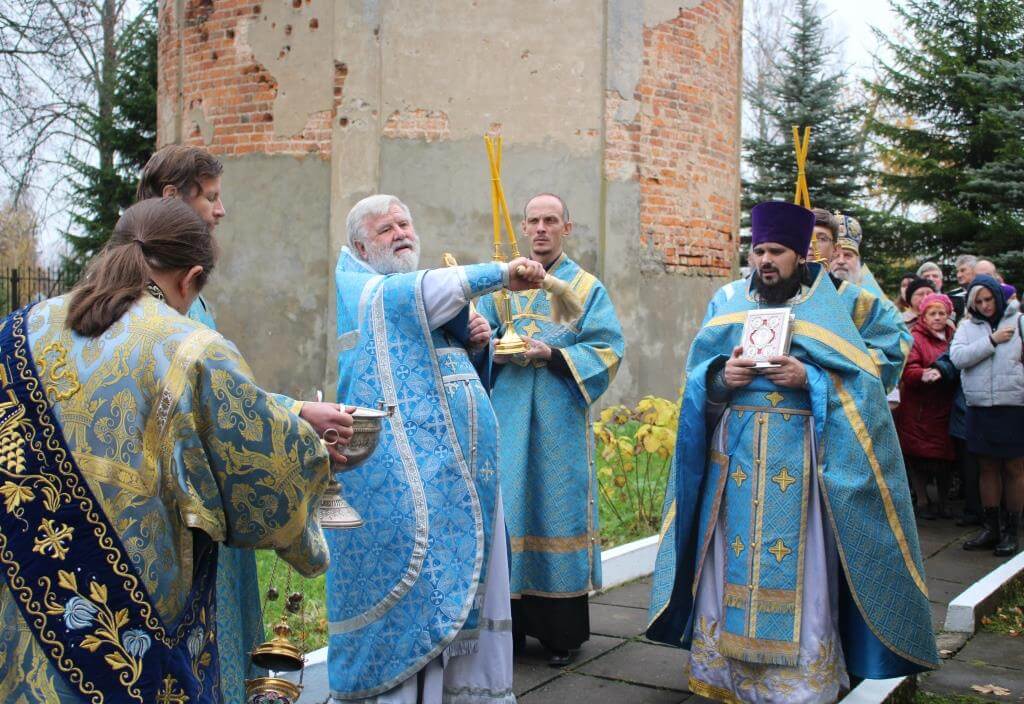 Архиерейское богослужение в праздник Покрова Пресвятой Богородицы в храме села Покров