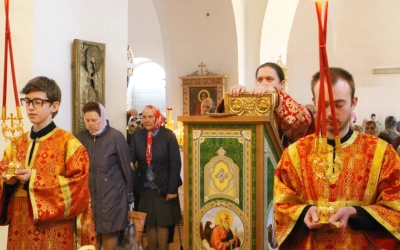 В день Радоницы Епископ Сергий совершил Божественную литургию