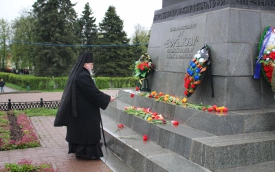 Преосвященнейший Епископ Сергий принял участие в параде Победы