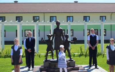 Епископ Сергий принял участие в торжественном открытии скульптурной композиции, посвященной первой у
