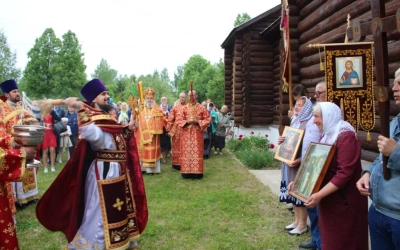 праздничное богослужение в храме Равноапостольных Мефодия и Кирилла п. Угра