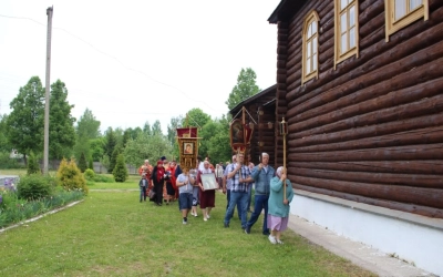 праздничное богослужение в храме Равноапостольных Мефодия и Кирилла п. Угра
