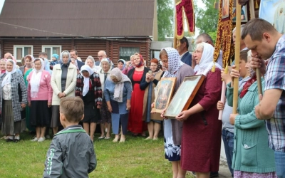 праздничное богослужение в храме Равноапостольных Мефодия и Кирилла п. Угра