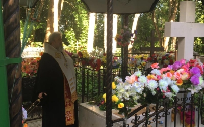 Преосвященнейший епископ Сергий совершил заупокойную литию на могиле блаженной Анастасии