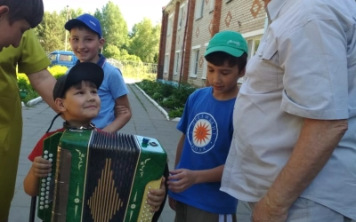 детей из приюта