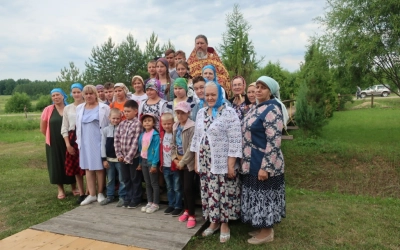 С батюшкой. После причастия