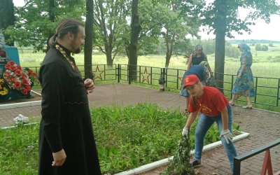 субботник на братской могиле