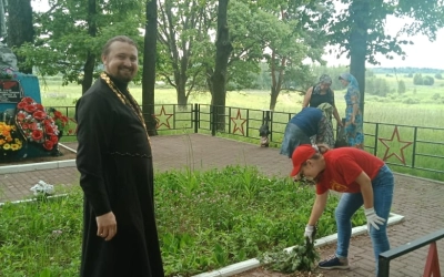 субботник на братской могиле