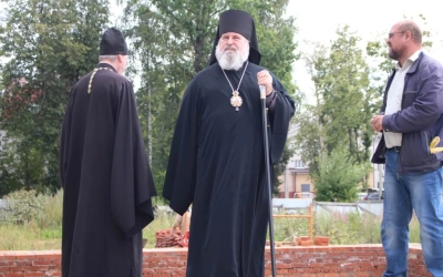 Епископ Сергий посетил строящуюся площадку нового храма Архангела Михаила г. Сафоново