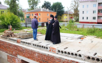 Епископ Сергий посетил строящуюся площадку нового храма Архангела Михаила г. Сафоново