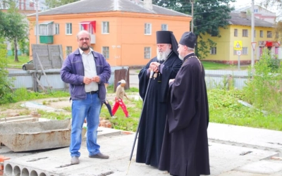 Епископ Сергий посетил строящуюся площадку нового храма Архангела Михаила г. Сафоново