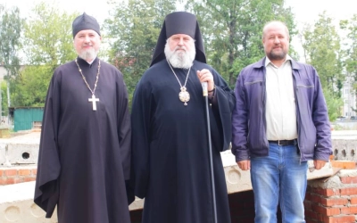 Епископ Сергий посетил строящуюся площадку нового храма Архангела Михаила г. Сафоново