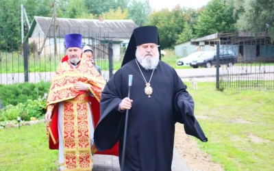 Праздничная Божественная литургия в храме Великомученика и Целителя Пантелеимона с. Издешково