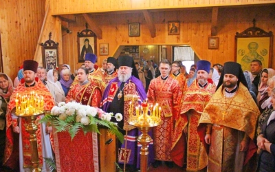 Праздничная Божественная литургия в храме Великомученика и Целителя Пантелеимона с. Издешково