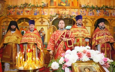 Праздничная Божественная литургия в храме Великомученика и Целителя Пантелеимона с. Издешково
