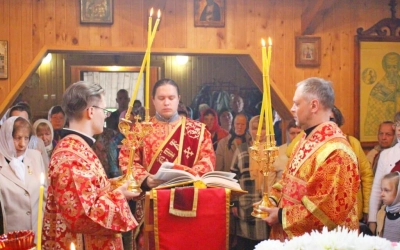 Праздничная Божественная литургия в храме Великомученика и Целителя Пантелеимона с. Издешково