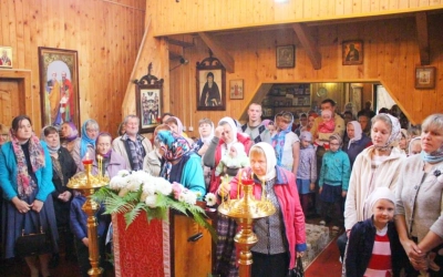 Праздничная Божественная литургия в храме Великомученика и Целителя Пантелеимона с. Издешково