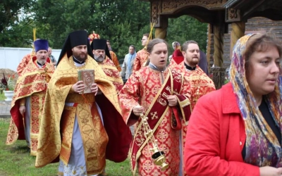 Праздничная Божественная литургия в храме Великомученика и Целителя Пантелеимона с. Издешково