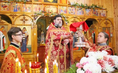 Праздничная Божественная литургия в храме Великомученика и Целителя Пантелеимона с. Издешково