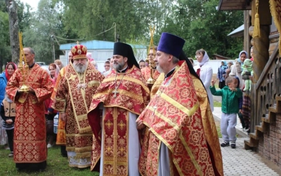Праздничная Божественная литургия в храме Великомученика и Целителя Пантелеимона с. Издешково