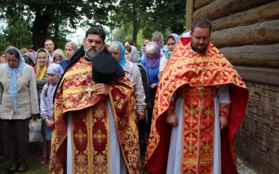 Праздничная Божественная литургия в храме Великомученика и Целителя Пантелеимона с. Издешково