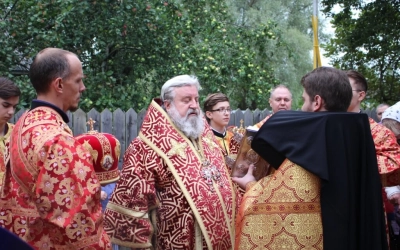 Праздничная Божественная литургия в храме Великомученика и Целителя Пантелеимона с. Издешково