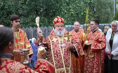 Праздничная Божественная литургия в храме Великомученика и Целителя Пантелеимона с. Издешково