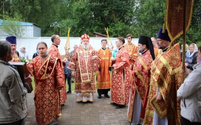 Праздничная Божественная литургия в храме Великомученика и Целителя Пантелеимона с. Издешково