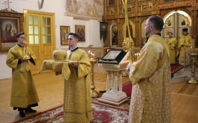 Епископ Вяземский и Гагаринский Сергий возглавил Божественную литургию в Свято-Троицком кафедральном