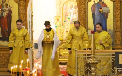 Епископ Вяземский и Гагаринский Сергий возглавил Божественную литургию в Свято-Троицком кафедральном
