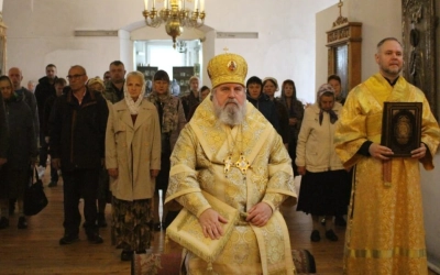 Епископ Вяземский и Гагаринский Сергий возглавил Божественную литургию в Свято-Троицком кафедральном