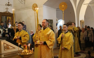 Епископ Вяземский и Гагаринский Сергий возглавил Божественную литургию в Свято-Троицком кафедральном