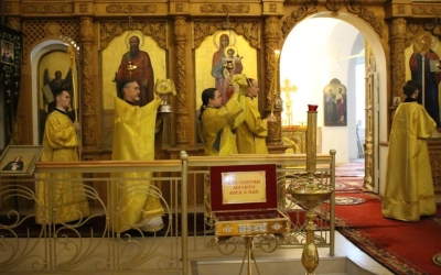 Епископ Вяземский и Гагаринский Сергий возглавил Божественную литургию в Свято-Троицком кафедральном