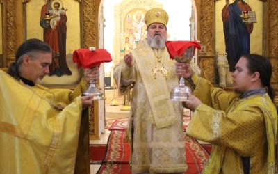 Епископ Вяземский и Гагаринский Сергий возглавил Божественную литургию в Свято-Троицком кафедральном