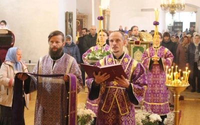 Божественная литургия в день двунадесятого праздника Воздвижения Честнаго и Животворящего Креста Гос