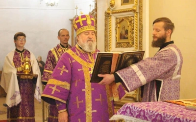 Божественная литургия в день двунадесятого праздника Воздвижения Честнаго и Животворящего Креста Гос