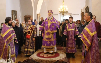 Божественная литургия в день двунадесятого праздника Воздвижения Честнаго и Животворящего Креста Гос