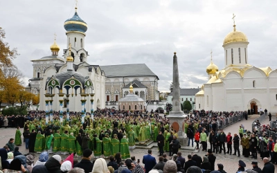 Первосвятительское богослужение в Успенском соборе Свято-Троицкой Сергиевой лавры