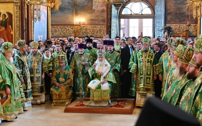 Первосвятительское богослужение в Успенском соборе Свято-Троицкой Сергиевой лавры