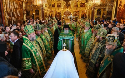 Первосвятительское богослужение в Успенском соборе Свято-Троицкой Сергиевой лавры