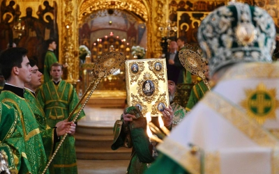 Первосвятительское богослужение в Успенском соборе Свято-Троицкой Сергиевой лавры