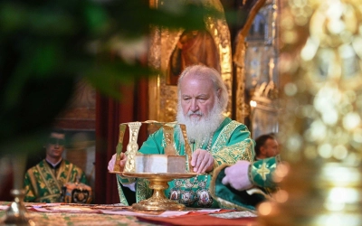 Первосвятительское богослужение в Успенском соборе Свято-Троицкой Сергиевой лавры
