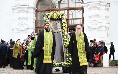 Первосвятительское богослужение в Успенском соборе Свято-Троицкой Сергиевой лавры