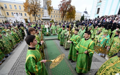 Первосвятительское богослужение в Успенском соборе Свято-Троицкой Сергиевой лавры