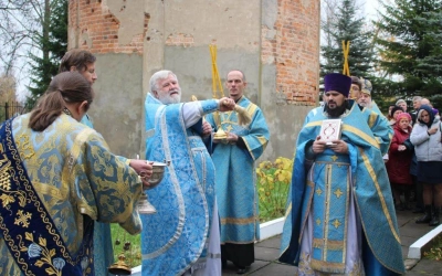 Архиерейское богослужение в праздник Покрова Пресвятой Богородицы в храме села Покров