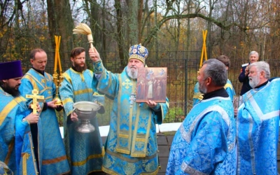 Архиерейское богослужение в праздник Покрова Пресвятой Богородицы в храме села Покров