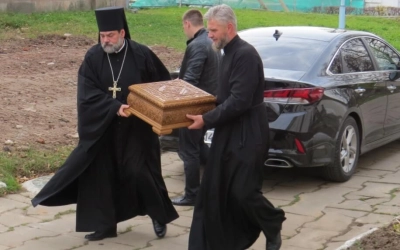 В Тихвинский храм прибыл ковчег со Святыми мощами