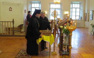 В Тихвинский храм прибыл ковчег со Святыми мощами