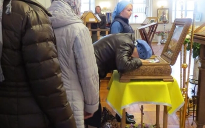 В Тихвинский храм прибыл ковчег со Святыми мощами