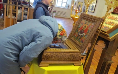 В Тихвинский храм прибыл ковчег со Святыми мощами